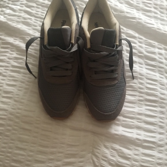 Woman’s Reebok Classics - Picture 3 of 5